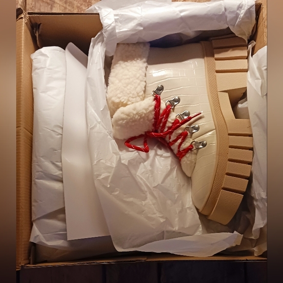 Leigh Lace-Up Bootie 8.5 MSRP $66.95 - Picture 9 of 10